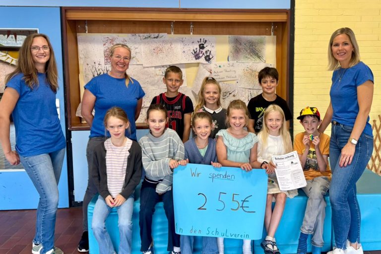 Übergabe der Spenden aus dem Verkauf der Schülerzeitung