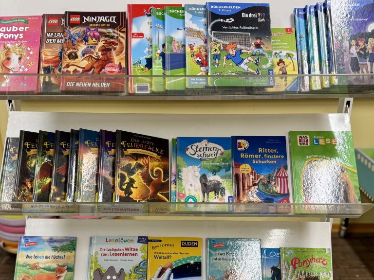 Bücherspende an die Bibliothek der Glockenberg Grundschule