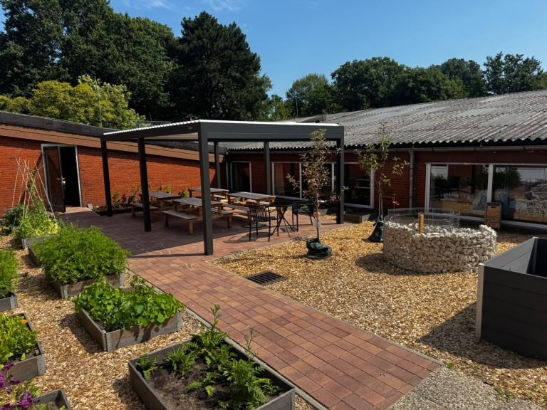 Pergola und Kräuterspinne wurden aufgebaut